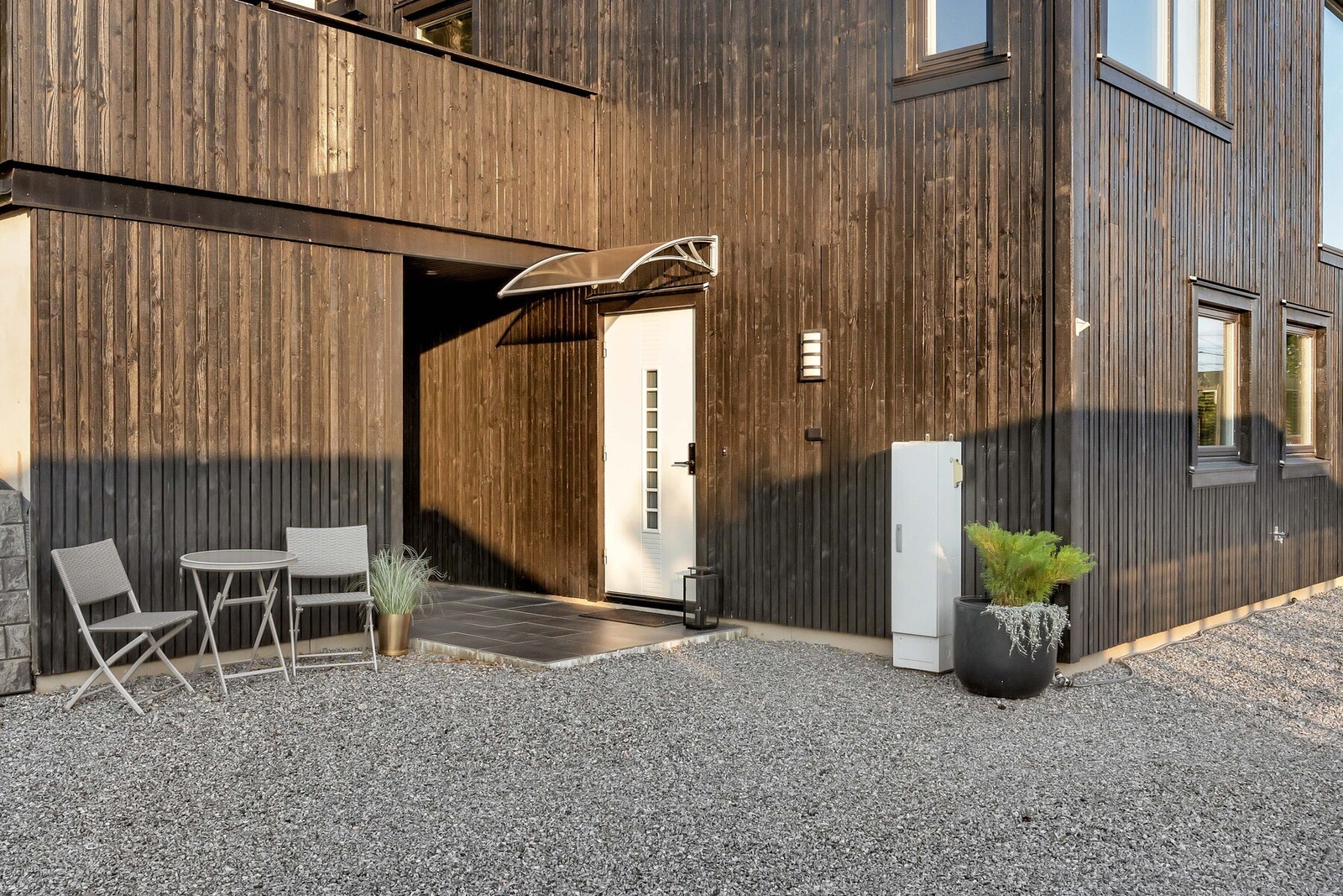 Ved inngangspartiet det er god plass til en hyggelig sittegruppe med beplantning. Galleribilde