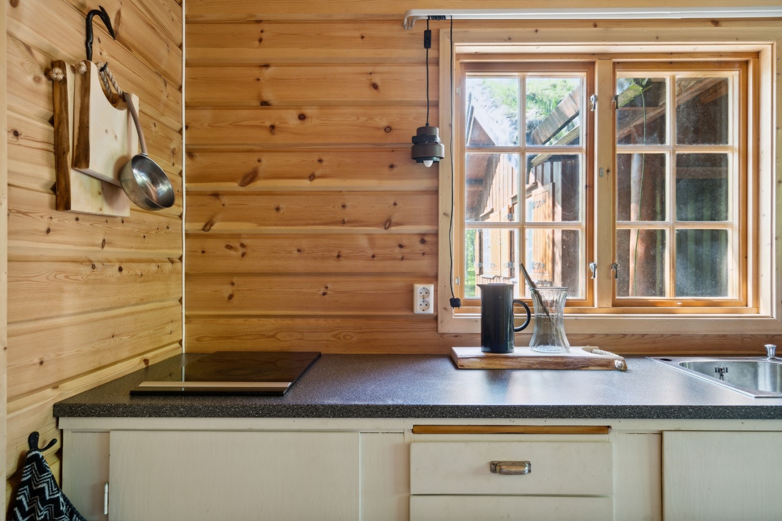 Kjøkken med vinduer som lyser opp rommet Galleribilde