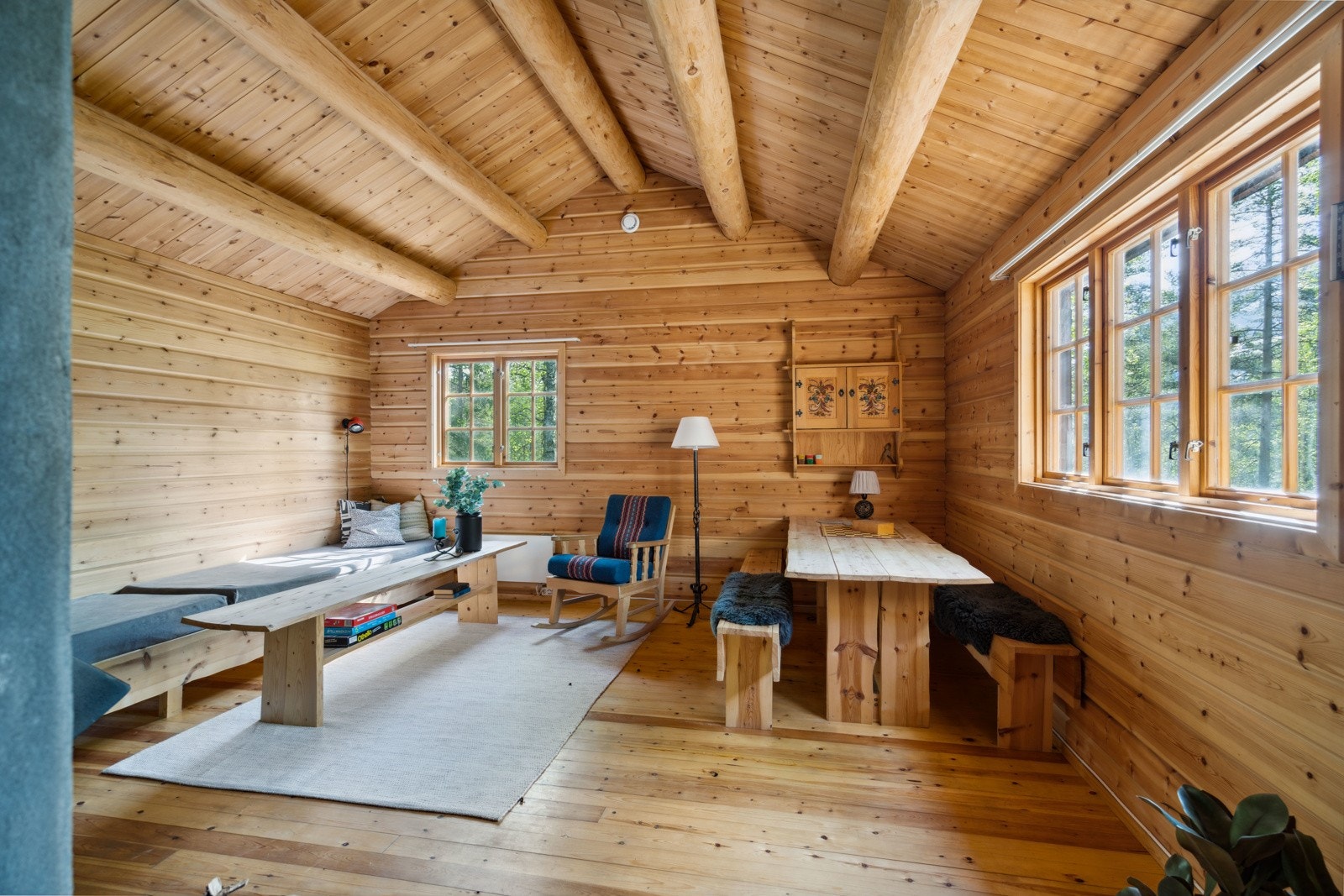 Stuen er romslig med god takhøyde og mange vinduer! Galleribilde