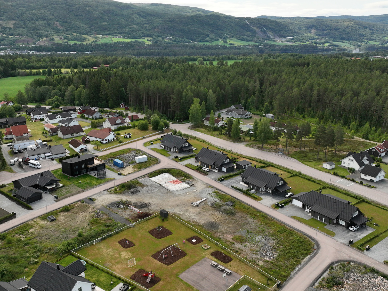 Kort avstand til Furumo Idrettspark. Dronebilde fra 2025.