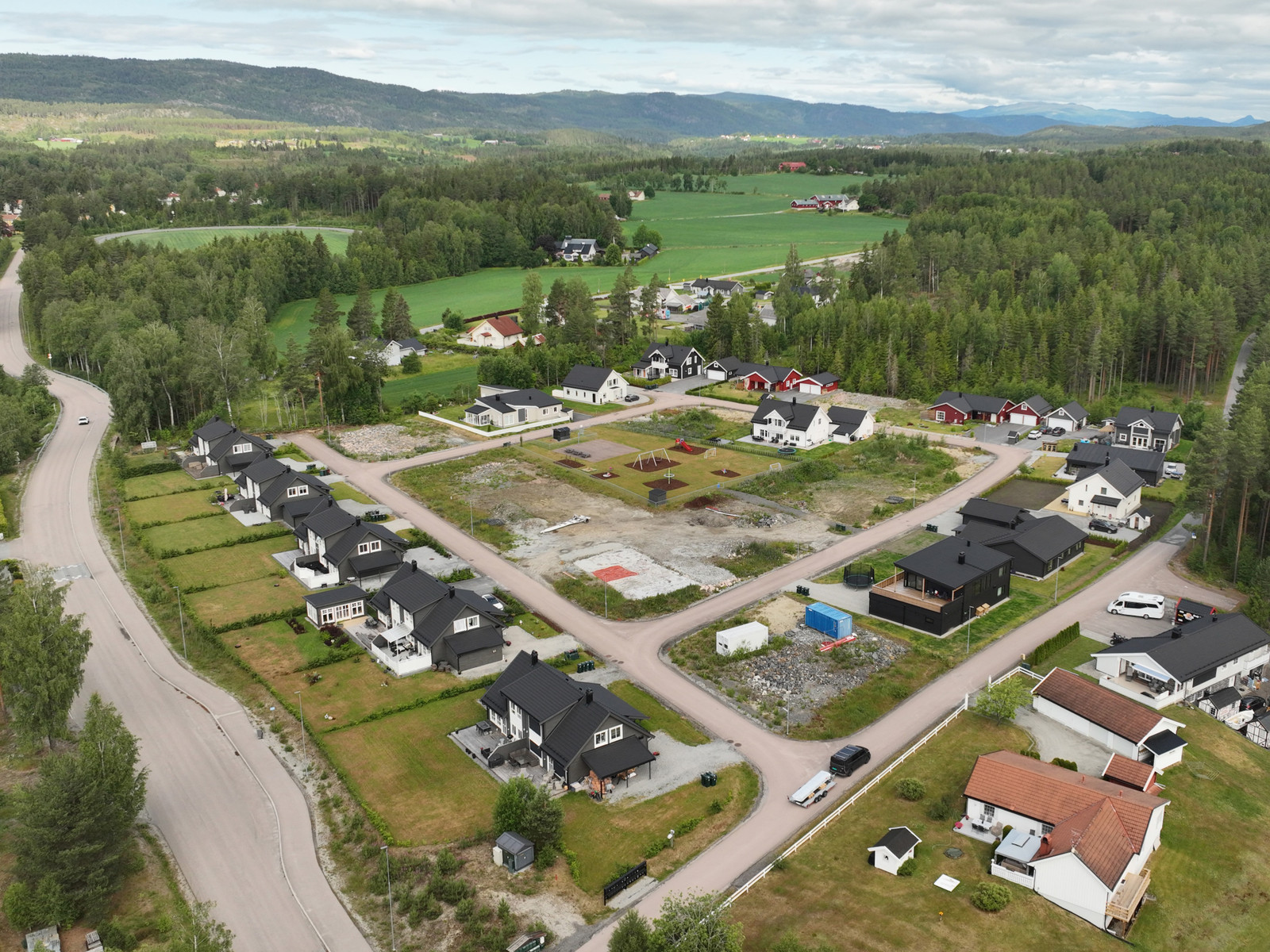Landlig område med gode turmuligheter. Dronebilde fra 2025.