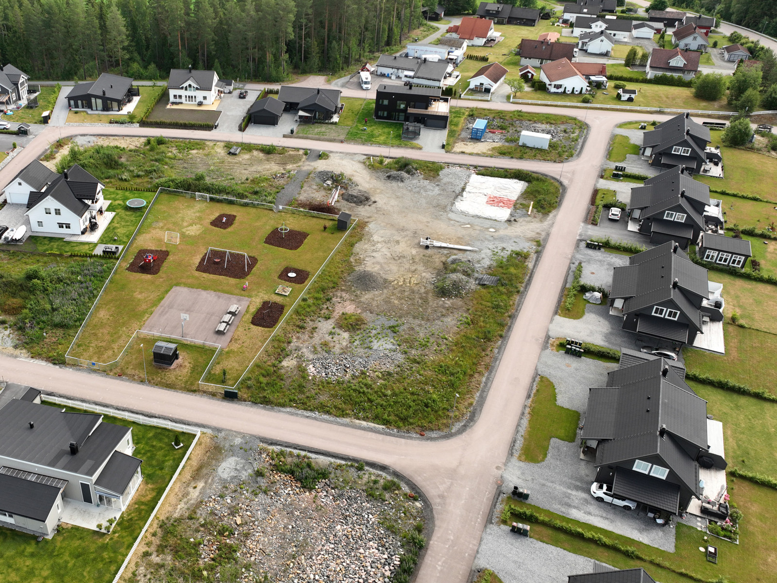 Stor og fin lekeplass. Dronebilde fra 2025.