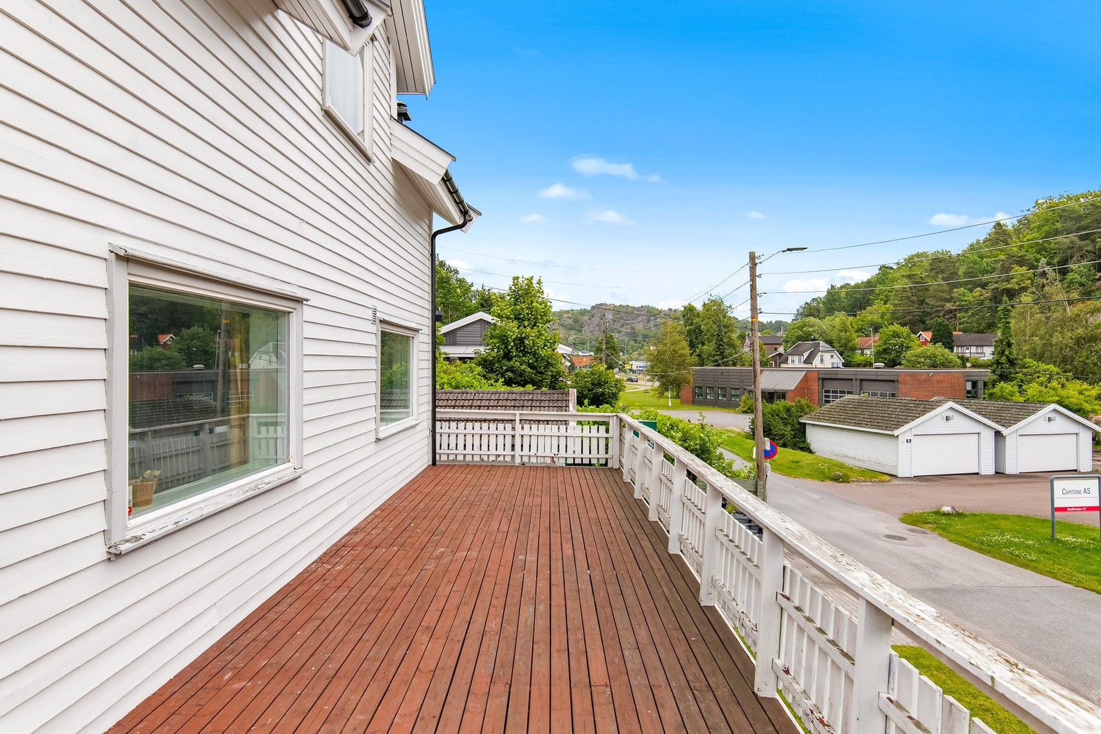 Stor terrasse rundt det meste av huset Galleribilde