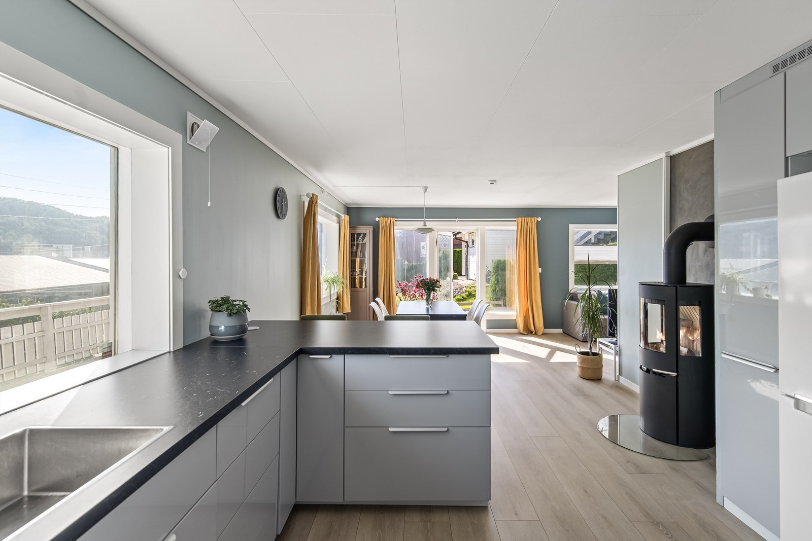 Boligen er betydelig påkostet med etterisolering, nye gulv, vegger og med varme i gulvene Galleribilde