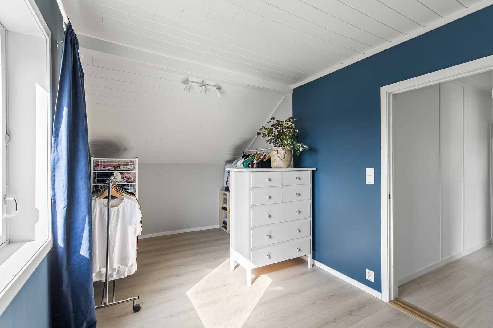 Plass til garderobeløsning på hovedsoverommet Galleribilde