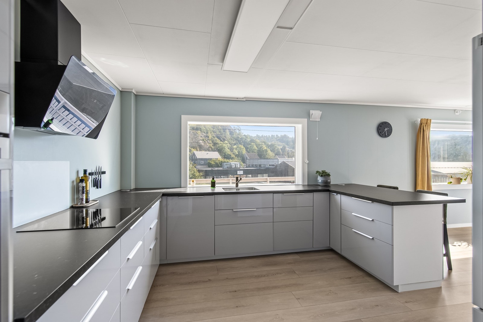 Kjøkkenet er nytt i 2020 og med svært god benkeplass og skuffplass for oppbevaring Galleribilde