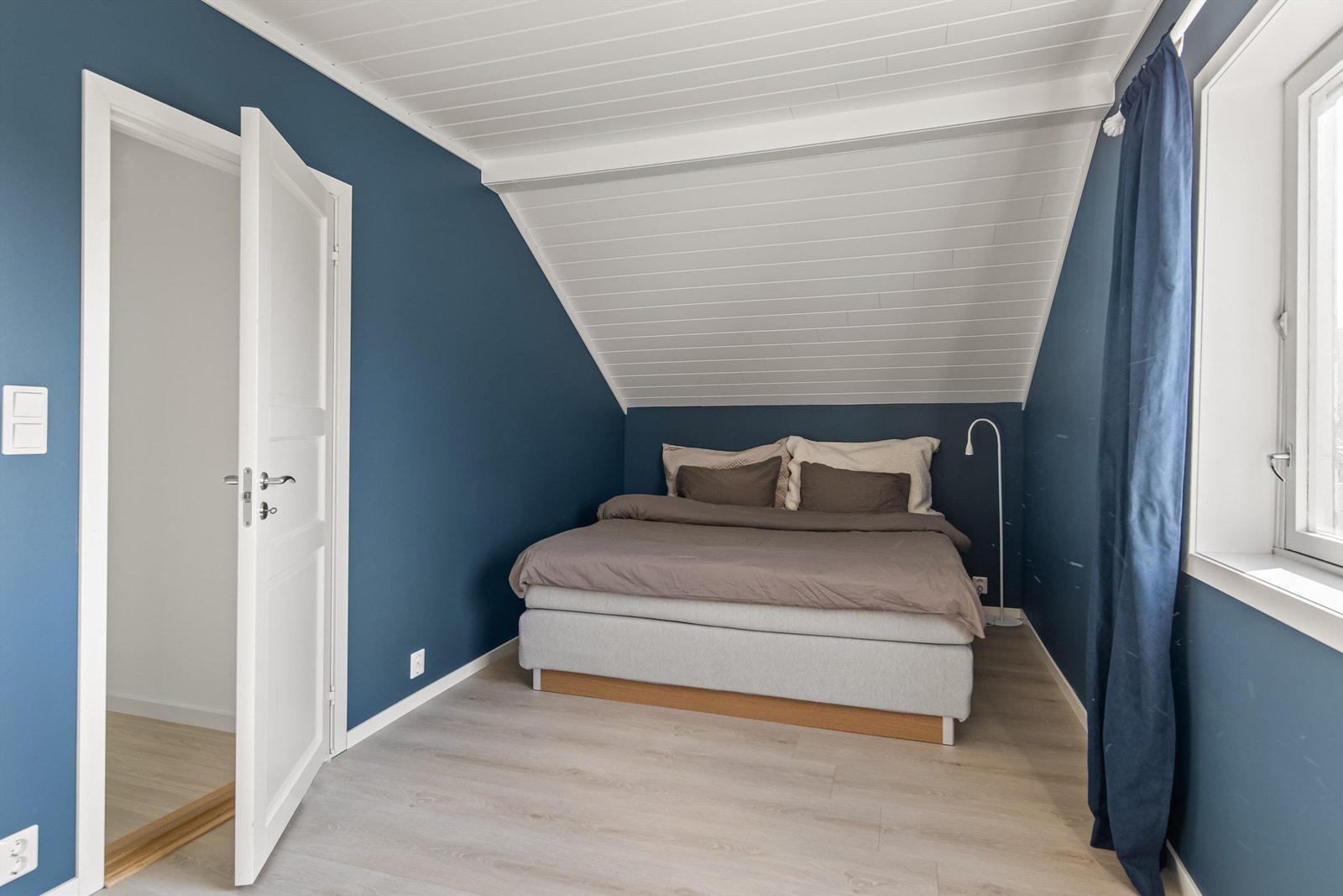 Hovedsoverommet ligger i 2. etasje og har godt med garderobeplass Galleribilde