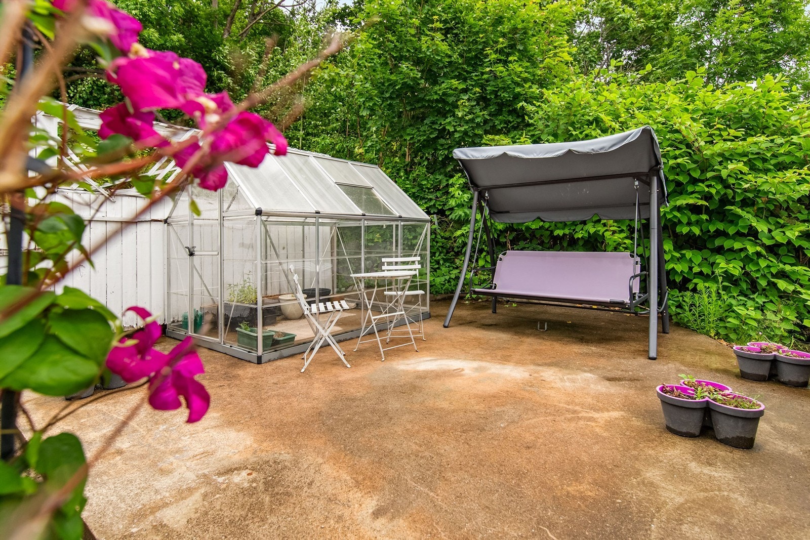 Skjermet uteplass med drivhus Galleribilde