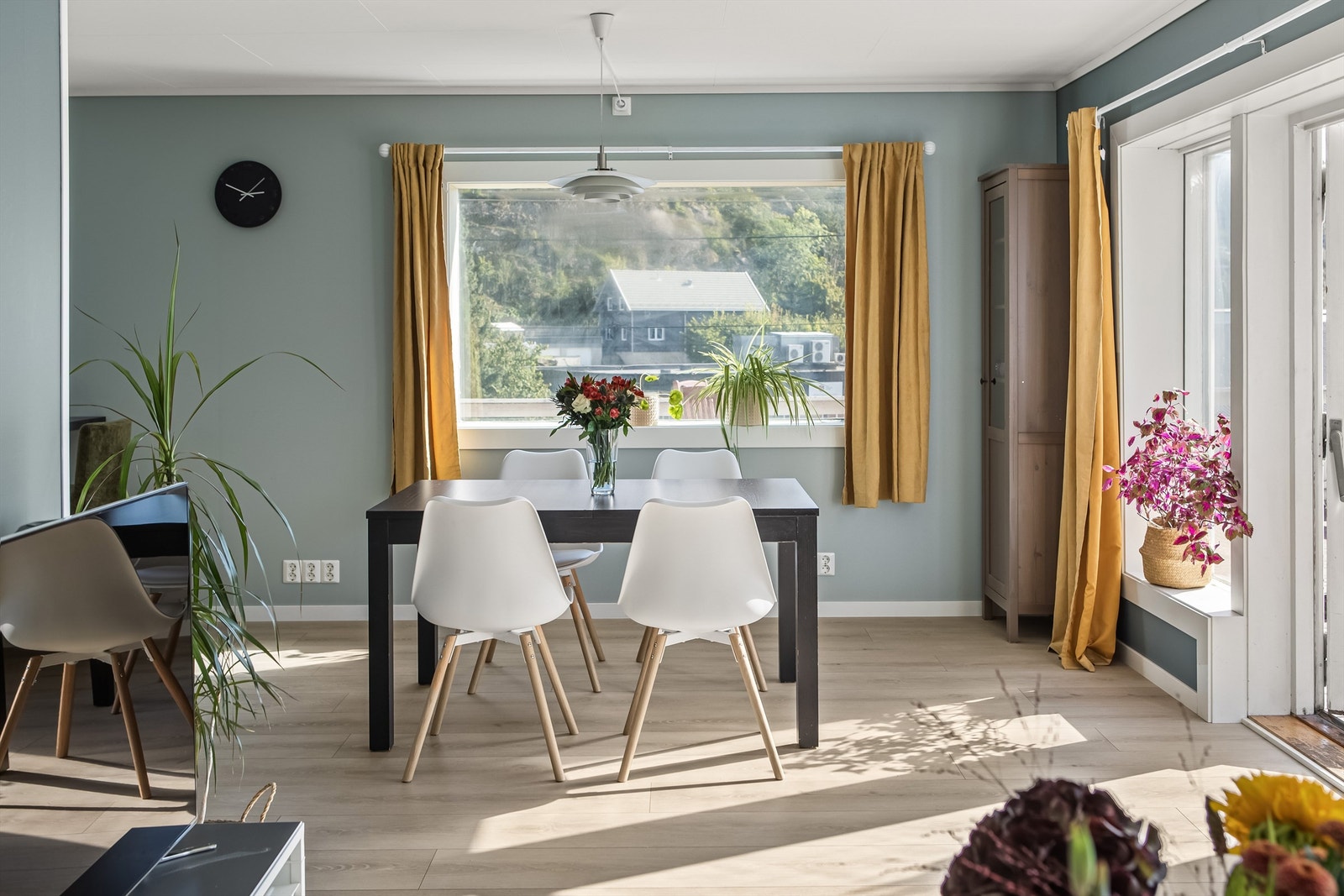 God plass til spisestuen i tilknytning til kjøkkenet Galleribilde