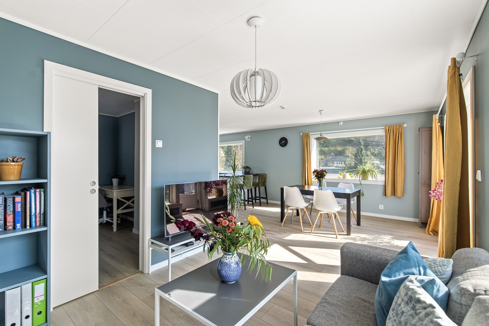 Tilliggende soverom, eller ungdomsrom, i hovedetasjen Galleribilde