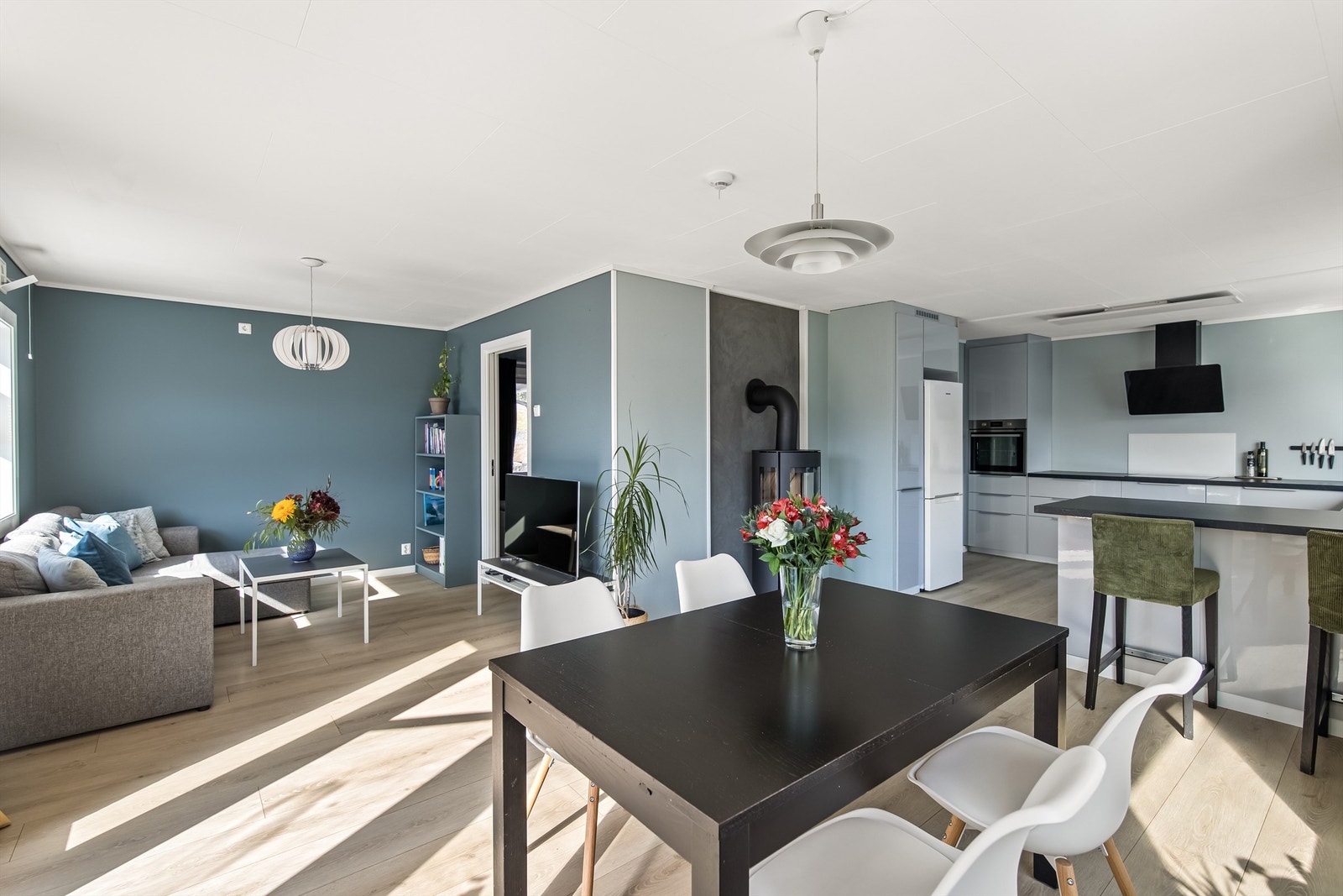 Stuen har åpen løsning med gode møbleringsmuligheter Galleribilde