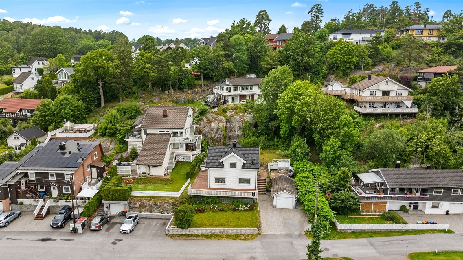 Hage på begge sider av huset Galleribilde