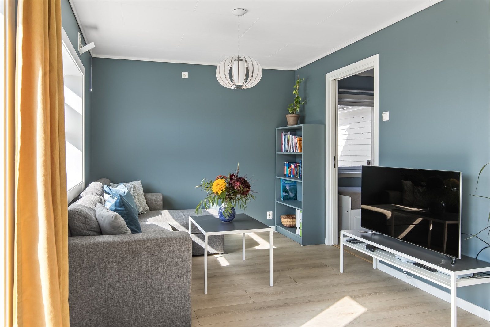 Koselig stue med god plass til salongen Galleribilde