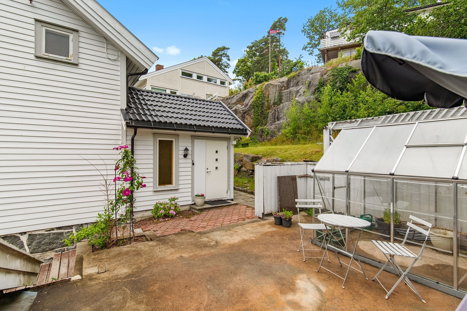 Hyggelig uteplass ved inngangspartiet Galleribilde