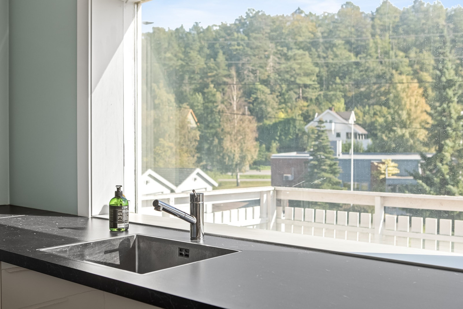 Koselig utsikt fra kjøkkenet og godt med naturlig lys Galleribilde