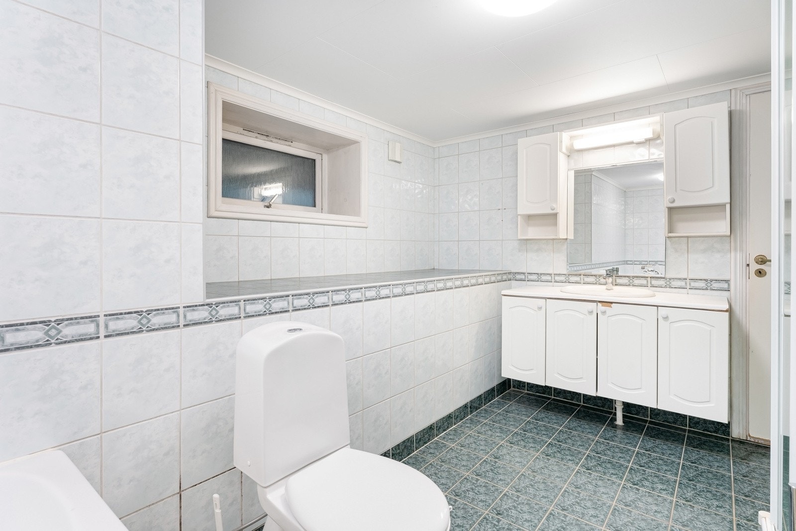 Bad innredet med dusjkabinet, badekar, servant og WC. Galleribilde