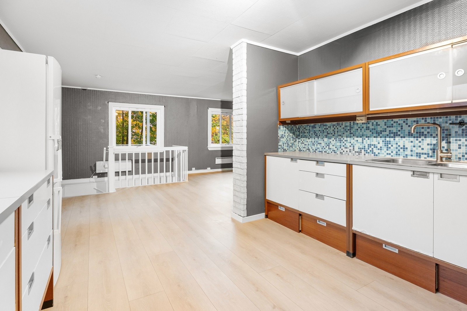 Kjøkkenet har godt med skap- og benkeplass. Galleribilde