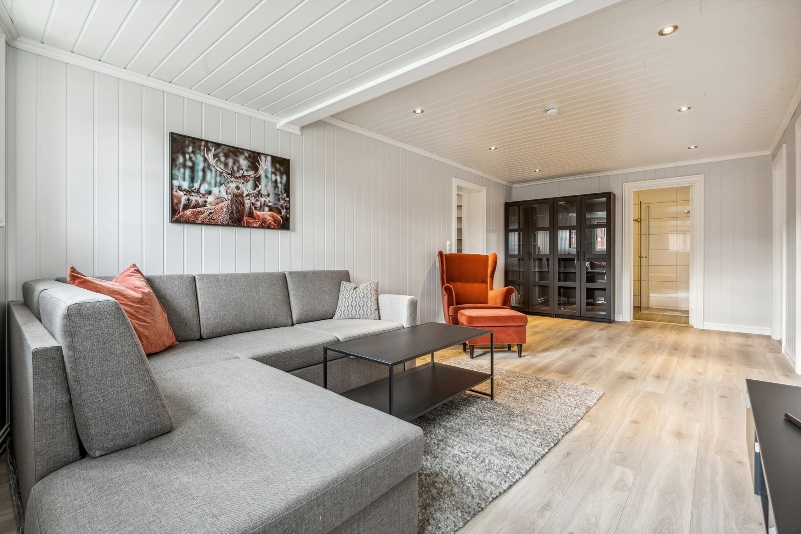 Hele underetasjen er holdt i lyse farger og det er gulvvarme i alle etasjens rom med unntak av soverom og bod Galleribilde