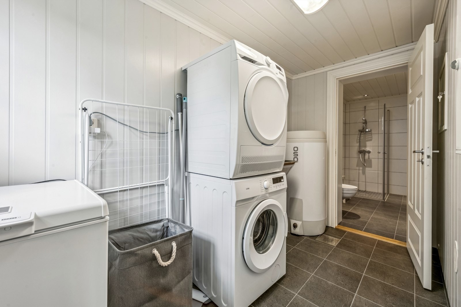 I tillegg til skyllekar og god plass for vaskemaskin og tørketrommel, huser også vaskerommet hyttas tekniske utstyr Galleribilde