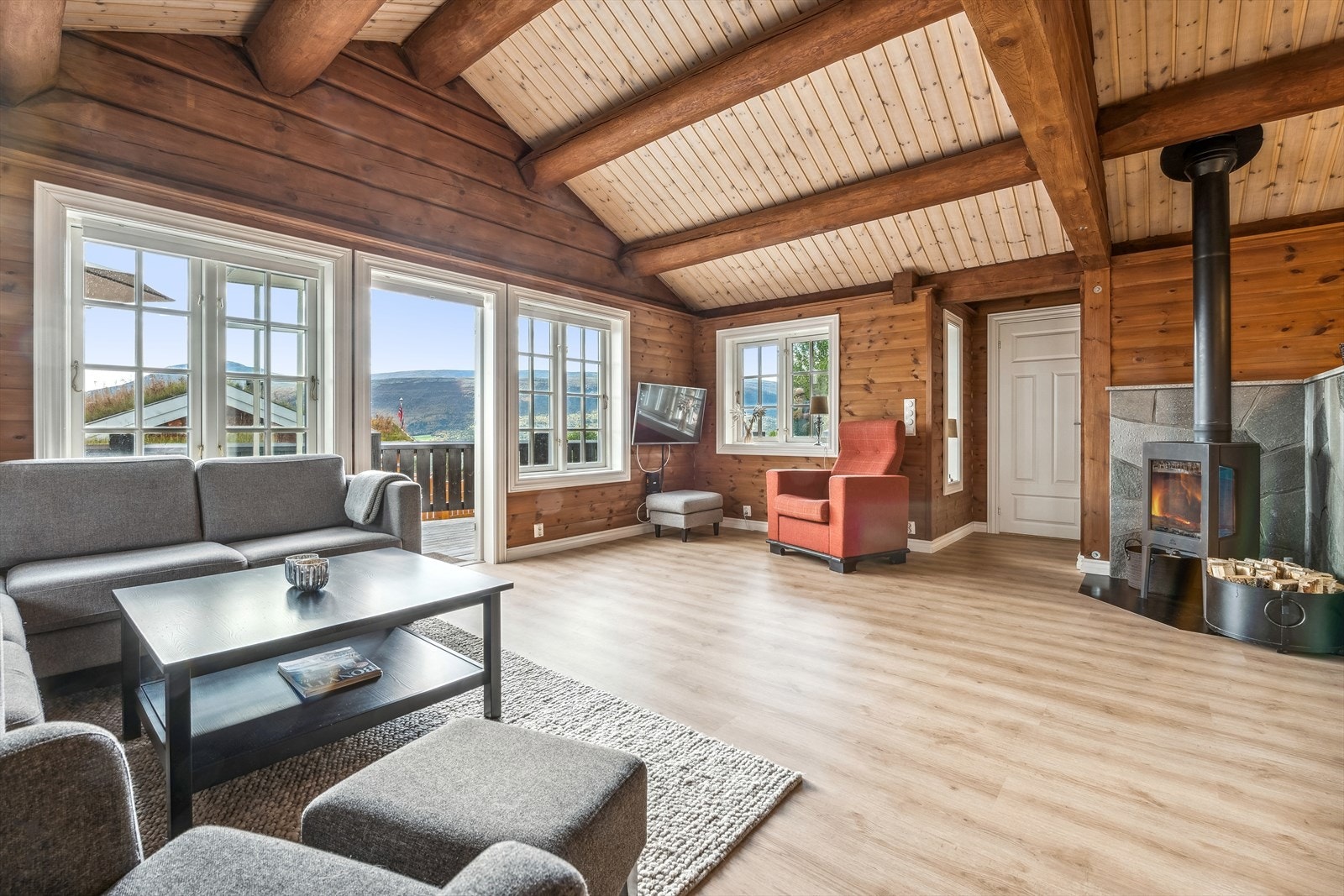 Denne etasjen rommer en sosial og åpen stue- og kjøkkenløsning - Godt med naturlig lys fra vinduene og utgang til veranda mot sør Galleribilde