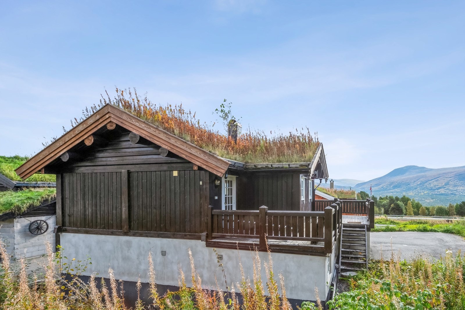 Romslig veranda både mot sør og vest - Usjenert, med tilnærmet fritt utsyn mot vest Galleribilde