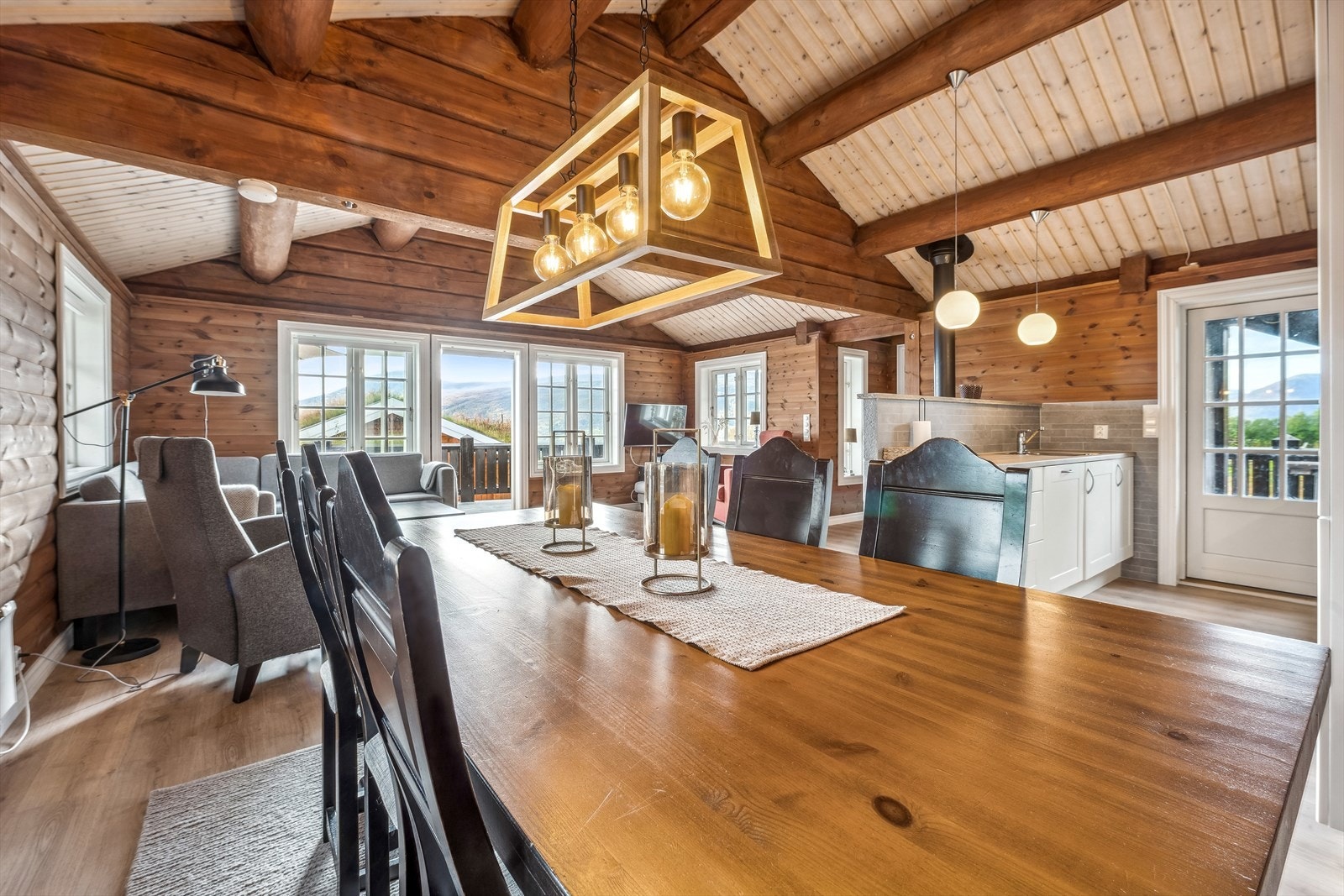 Ekte hyttestemning rundt spisebordet Galleribilde