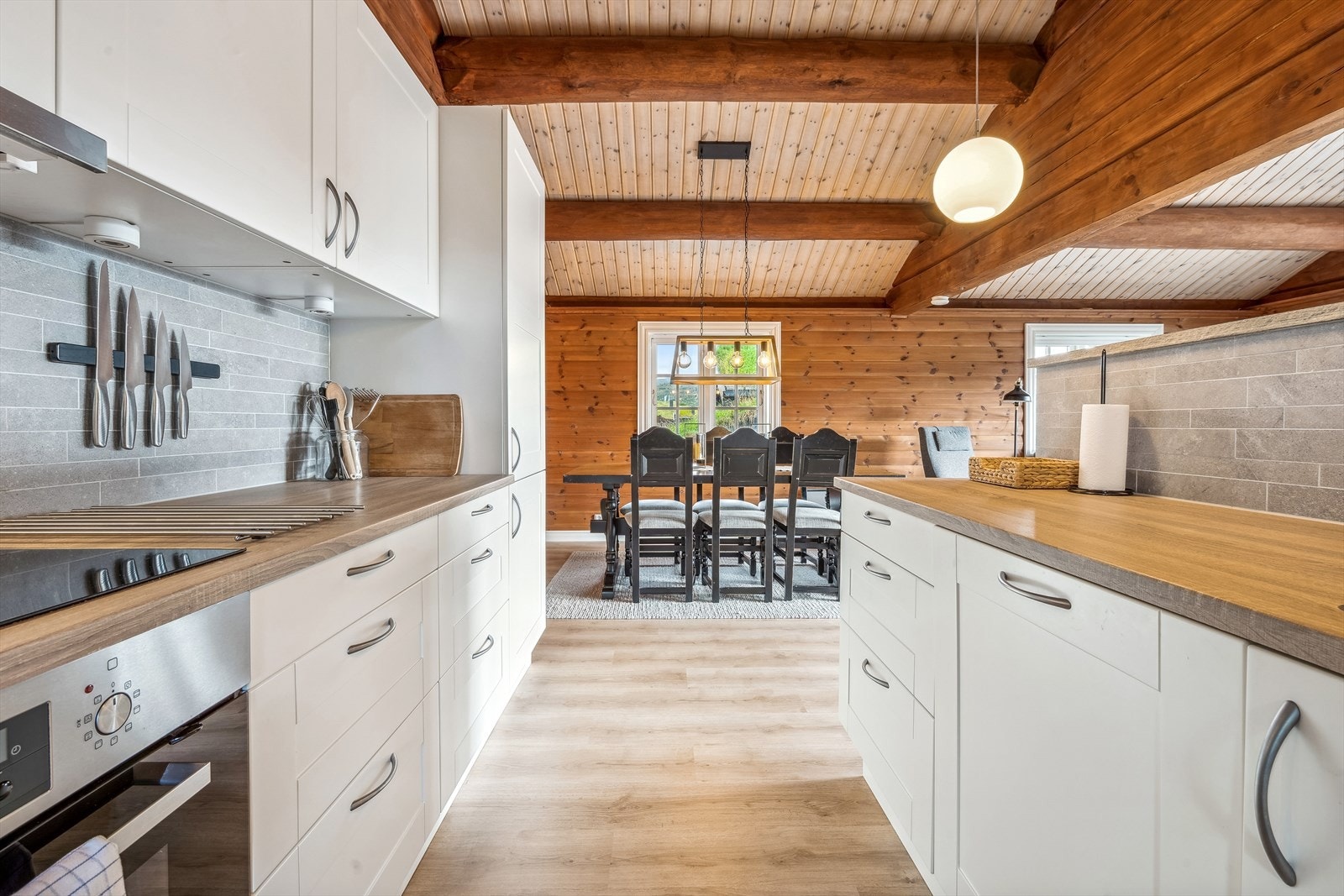 Her er det ingen sak å holde kontakten mellom kokken og middagsgjestene Galleribilde