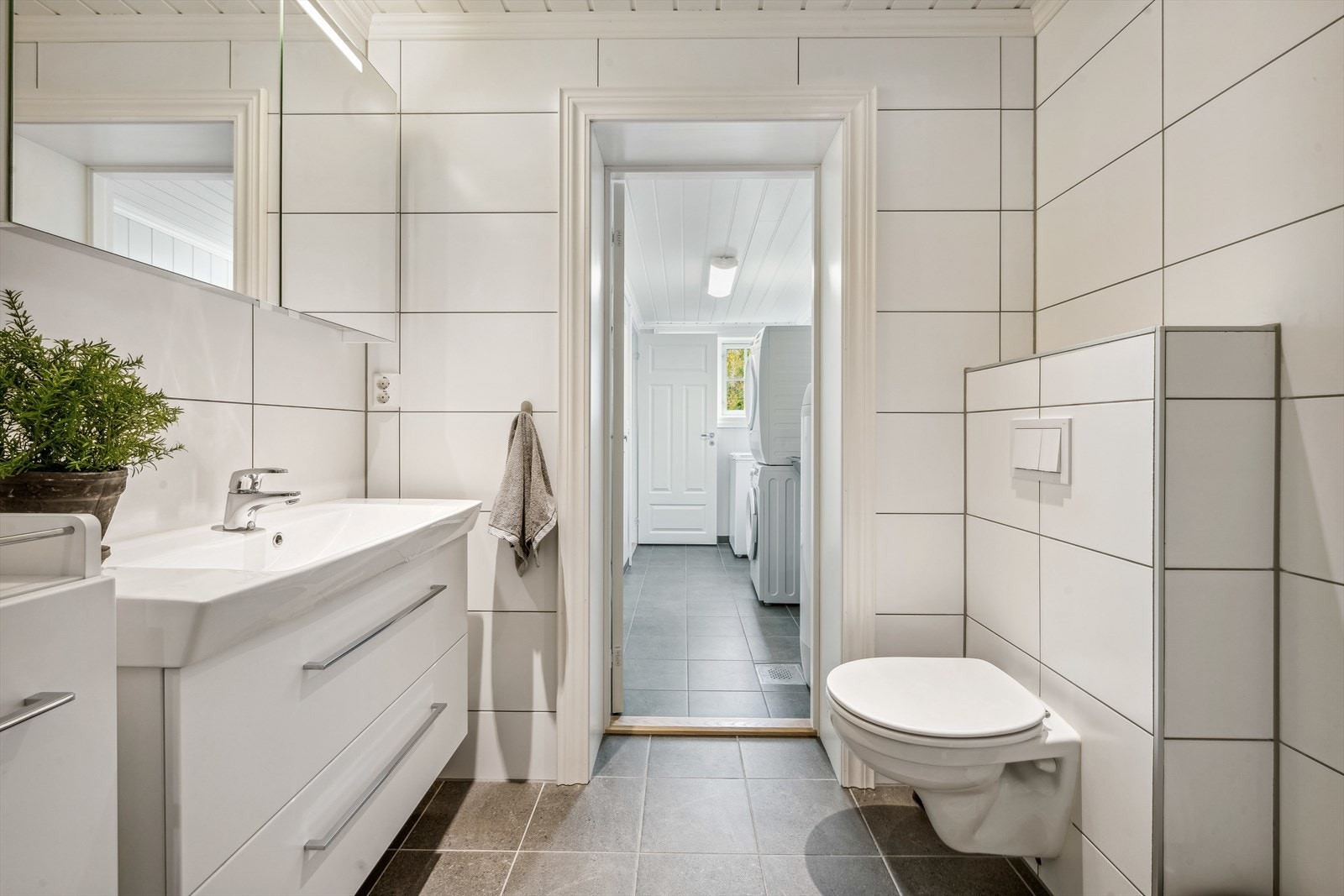 Praktisk med gjennomgang til vaskerom Galleribilde