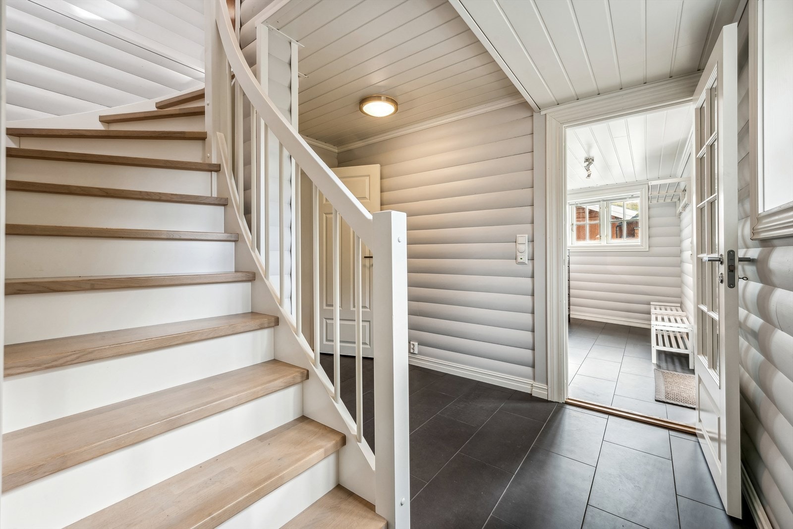 Romslig gang med trapp til 1. etasje Galleribilde