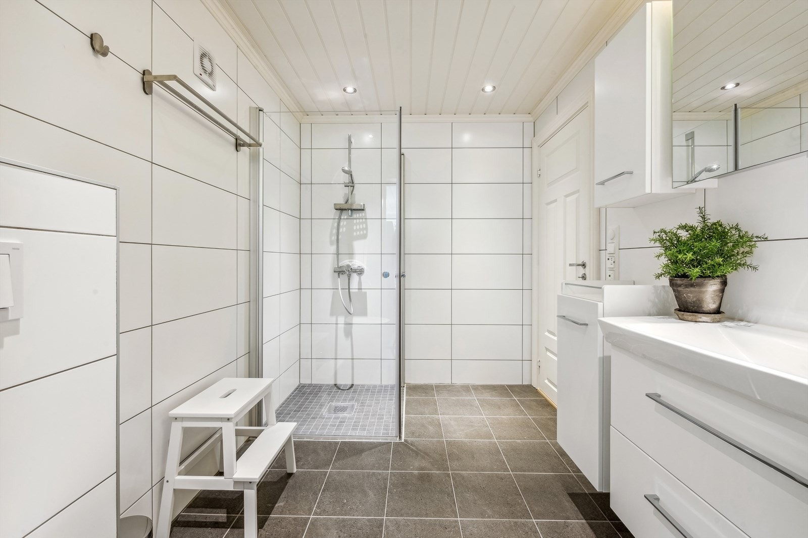 Helfliset bad med dusjhjørne, vegghengt wc og god innredningsløsning Galleribilde