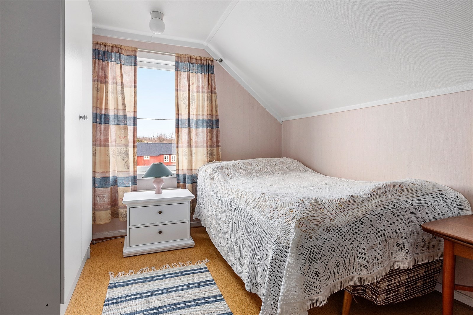 Det er 3 soverom i loftsetasjen Galleribilde