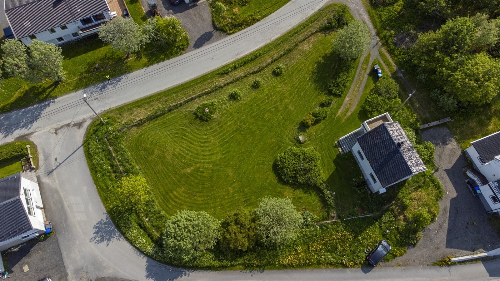 Stor tomt som er pent opparbeidet Galleribilde