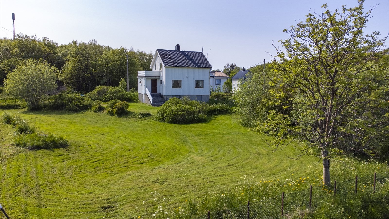 Stor tomt med pent opparbeidet hage Galleribilde