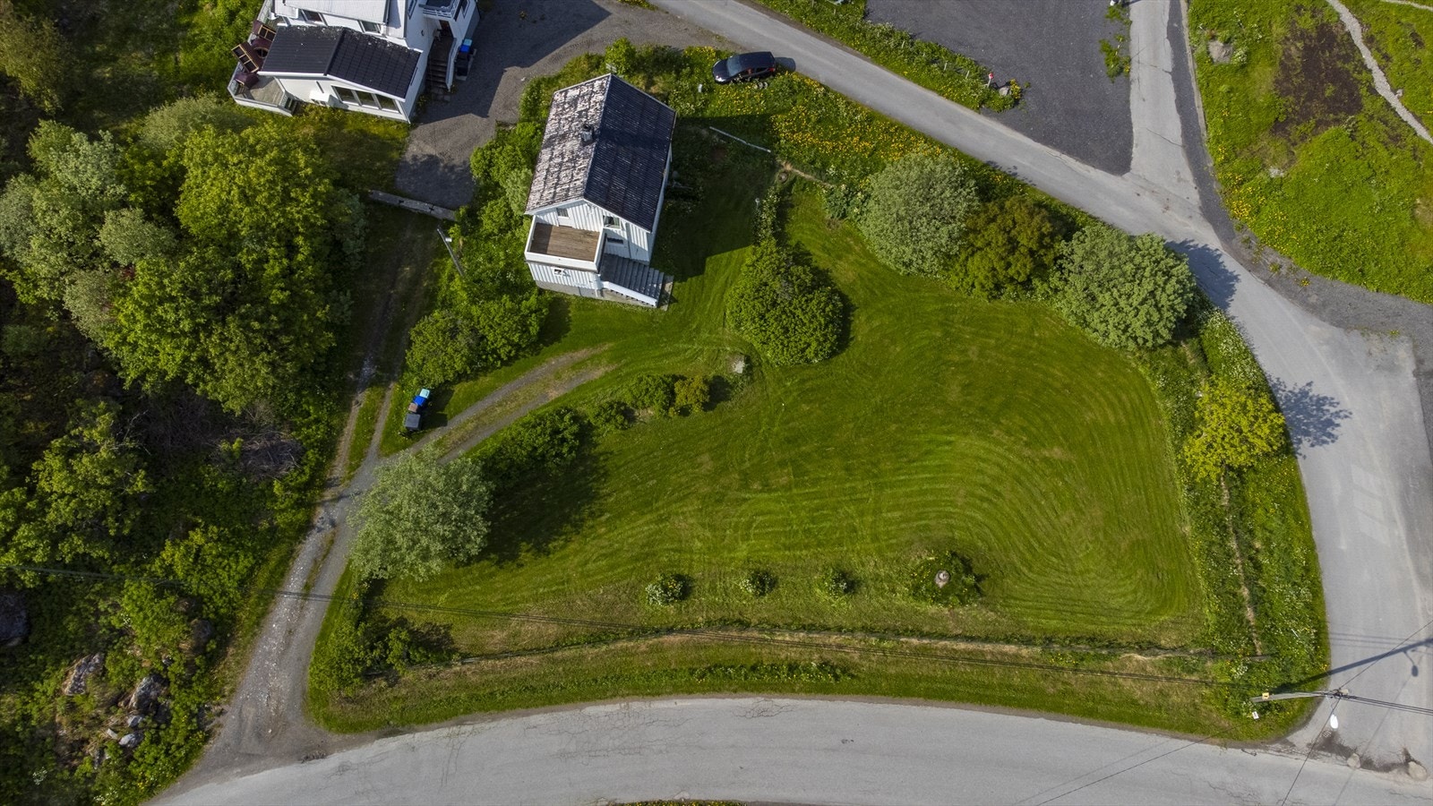 Stor tomt som er pent opparbeidet Galleribilde