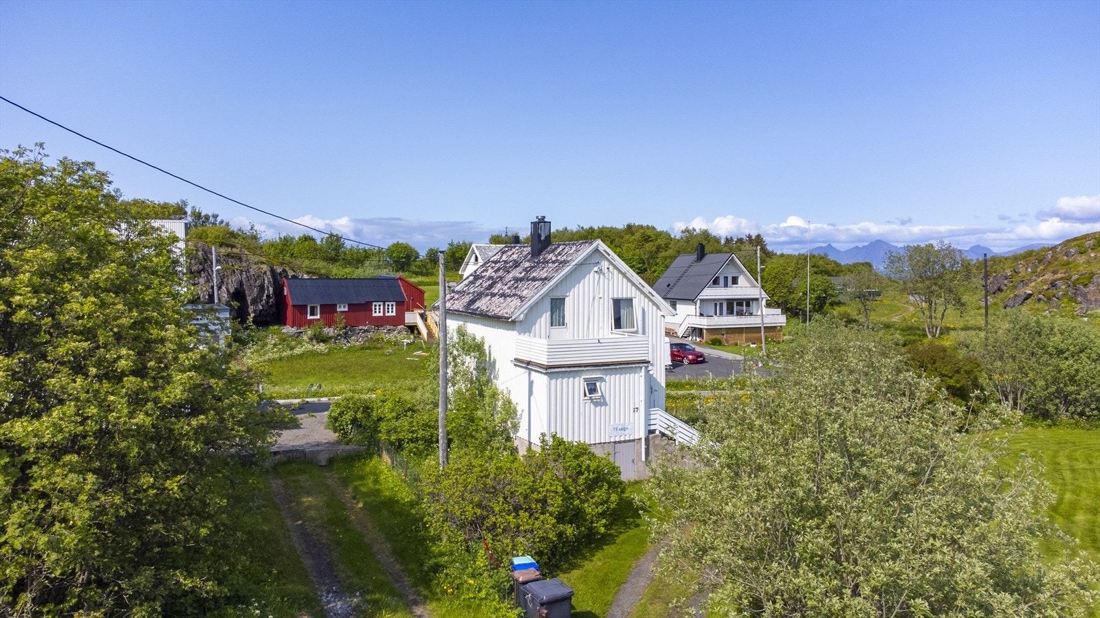 Fasade og god plass til parkering Galleribilde