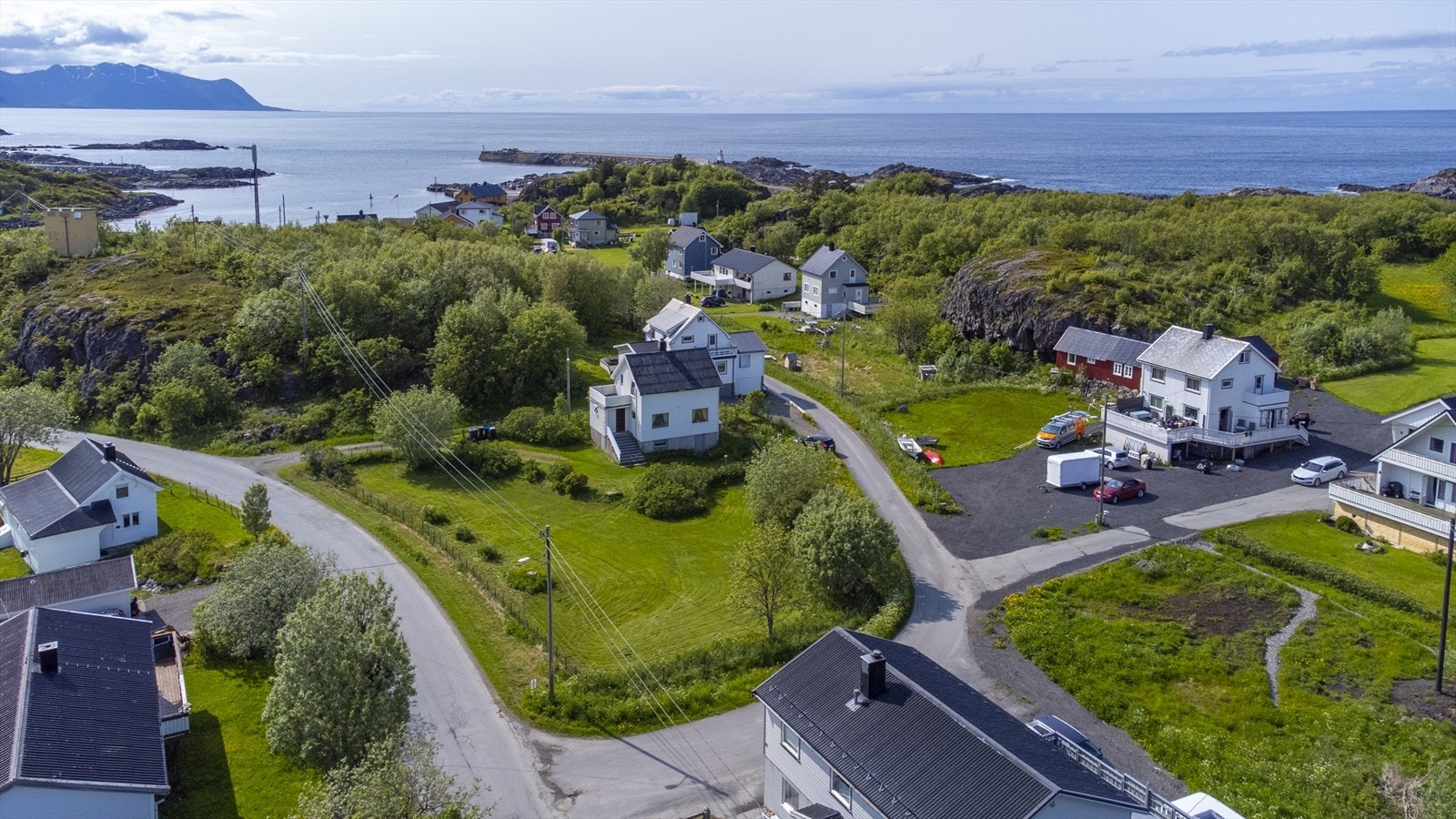 Eiendommen ligger fint til i Laukvik nært dagligvarehandelen Galleribilde