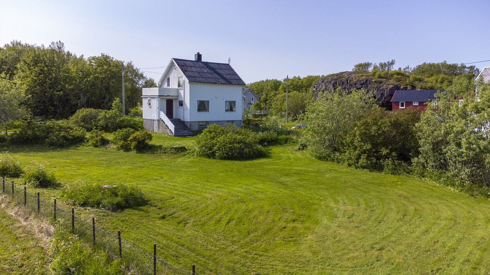 Stor tomt med pent opparbeidet hage Galleribilde