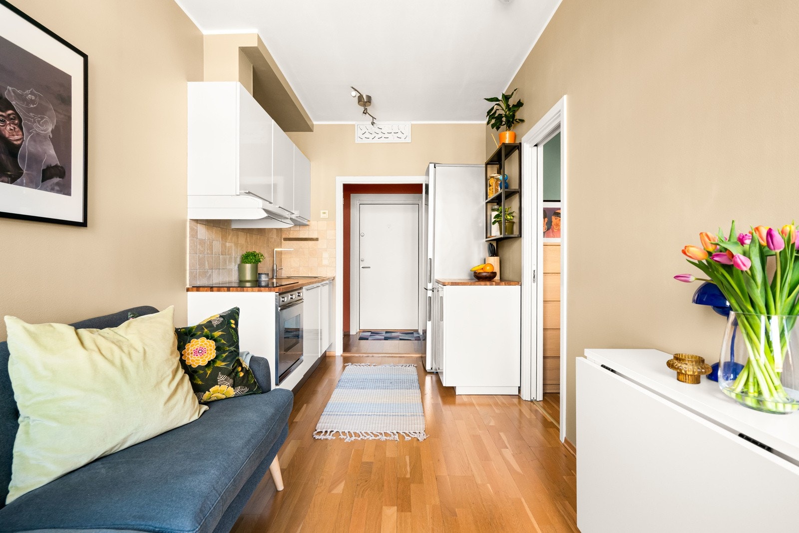 Hyggelig og sosial stue og kjøkkenløsning. Galleribilde