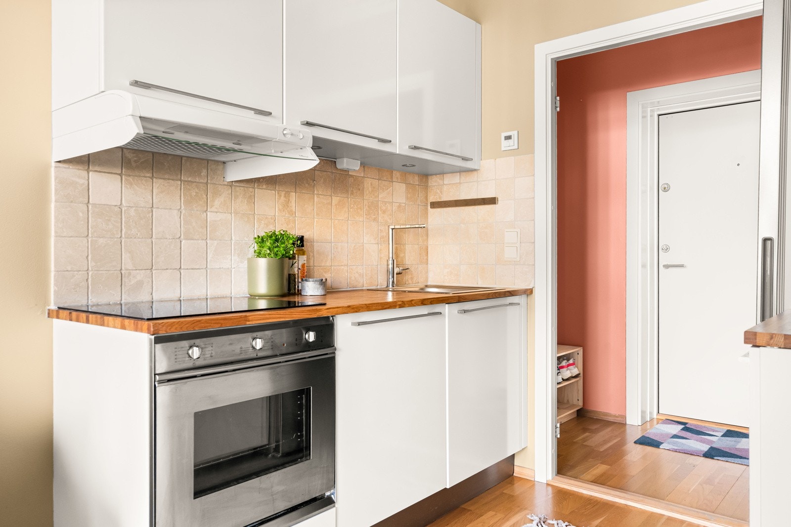 Integrert komfyr, koketopp og oppvaskmaskin gir et strømlinjeformet og delikat uttrykk. Galleribilde