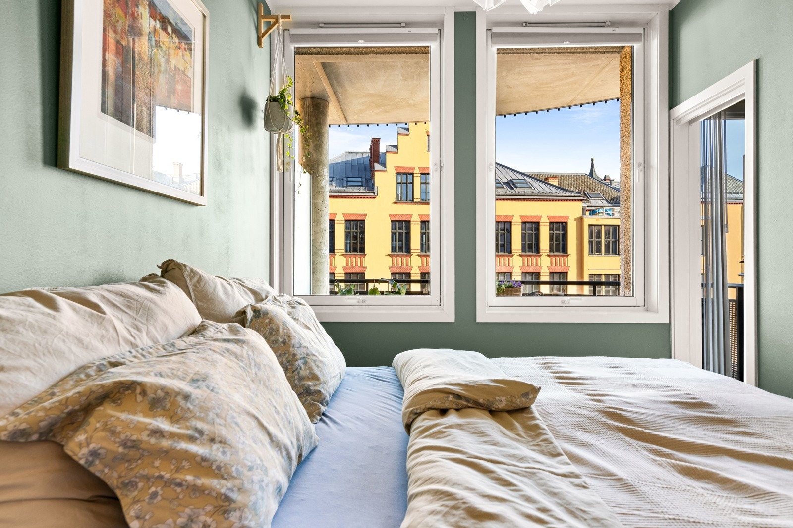 Rikelig med naturlig lys gjennom store vindusflater. Galleribilde