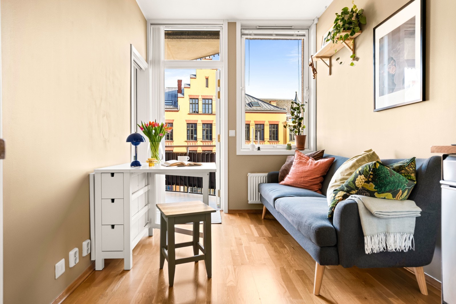 Hyggelig stue med godt med naturlig lys gjennom store vindusflater. Galleribilde