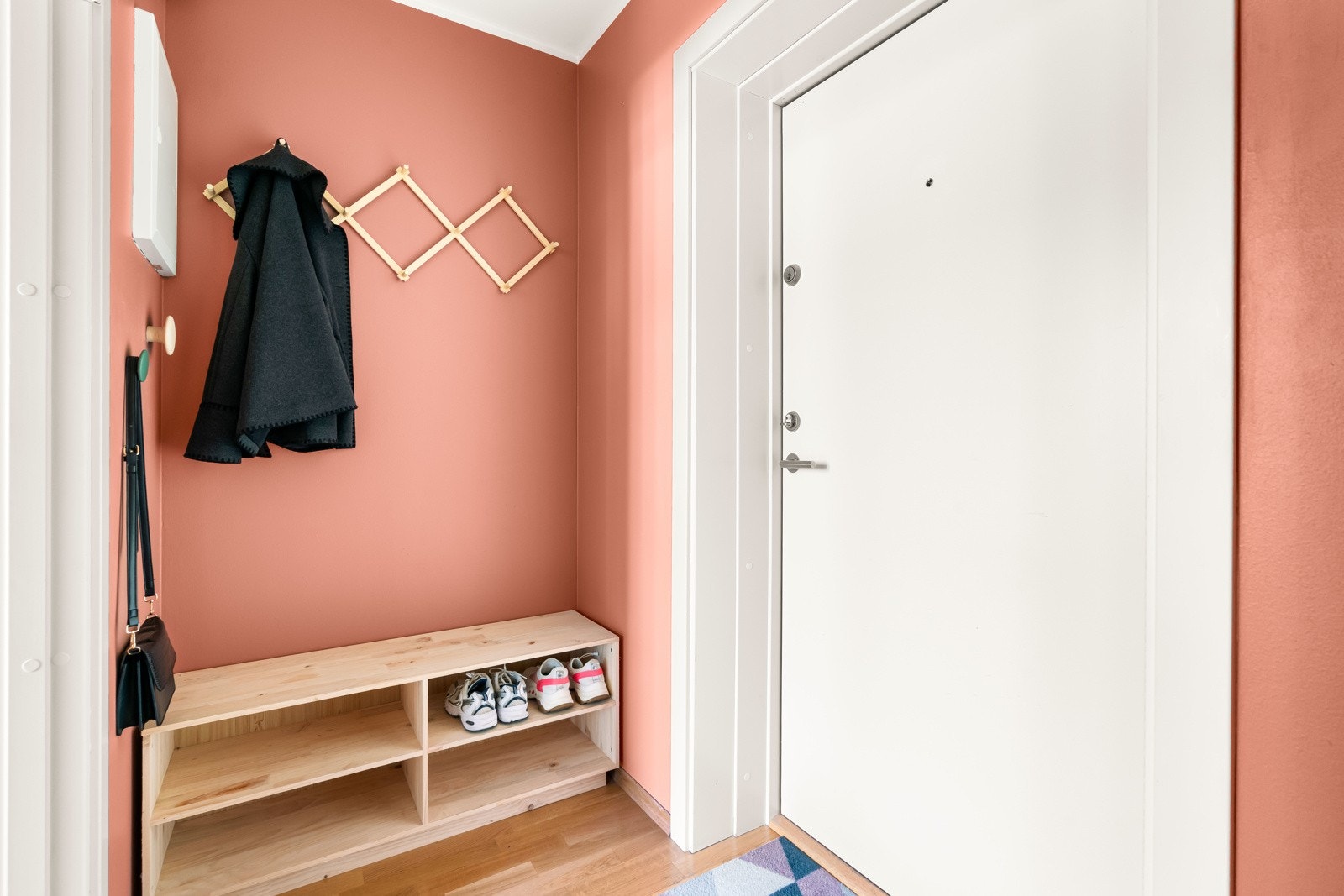 Praktisk gang med plass til yttertøy og sko. Om ønskelig kan ny eier etabler garderobeskap. Galleribilde