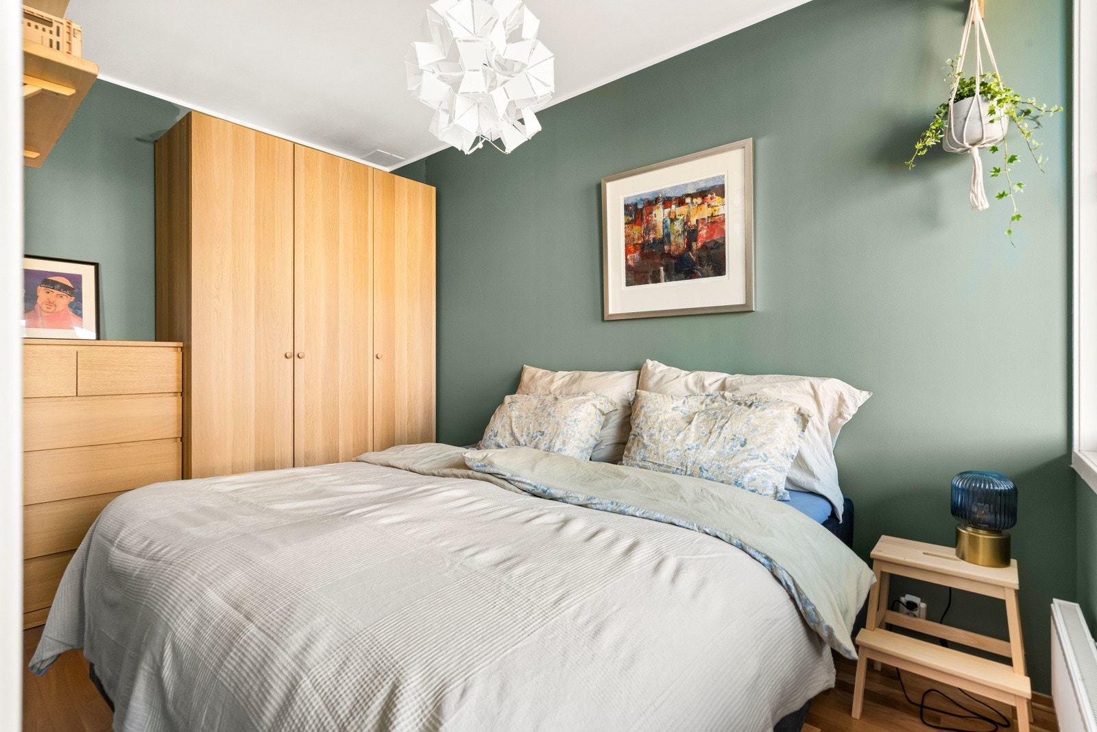 Hyggelig og velutnyttet soverom med god plass til dobbeltseng. Rikelig med oppbevaring i fastmontert og medfølgende garderobeskap. Galleribilde