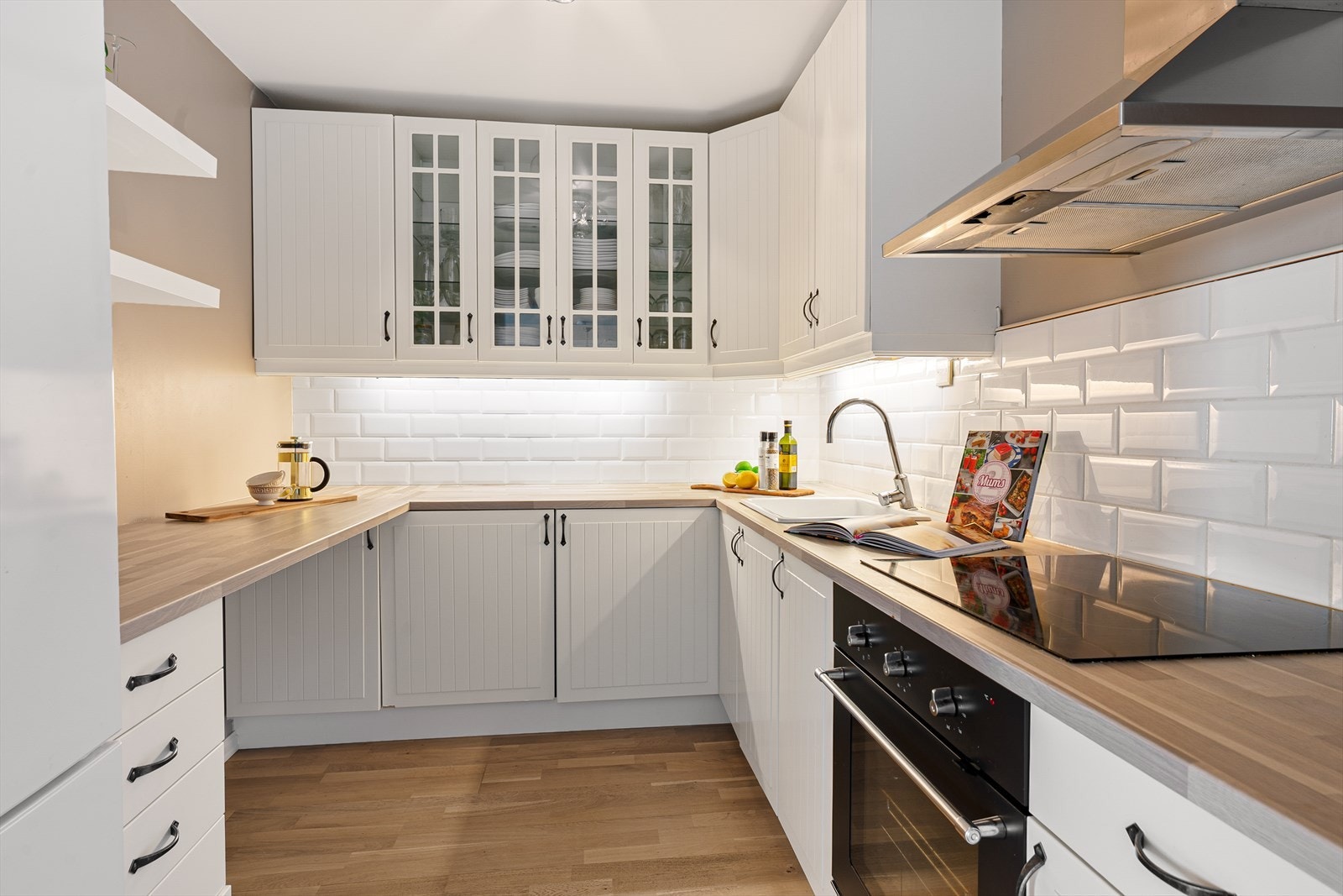 Mellom benk og overskap er det montert praktiske fliser som gir enklere rengjøring av veggflater samt beskytter vegg for vannsøl og matos. Galleribilde