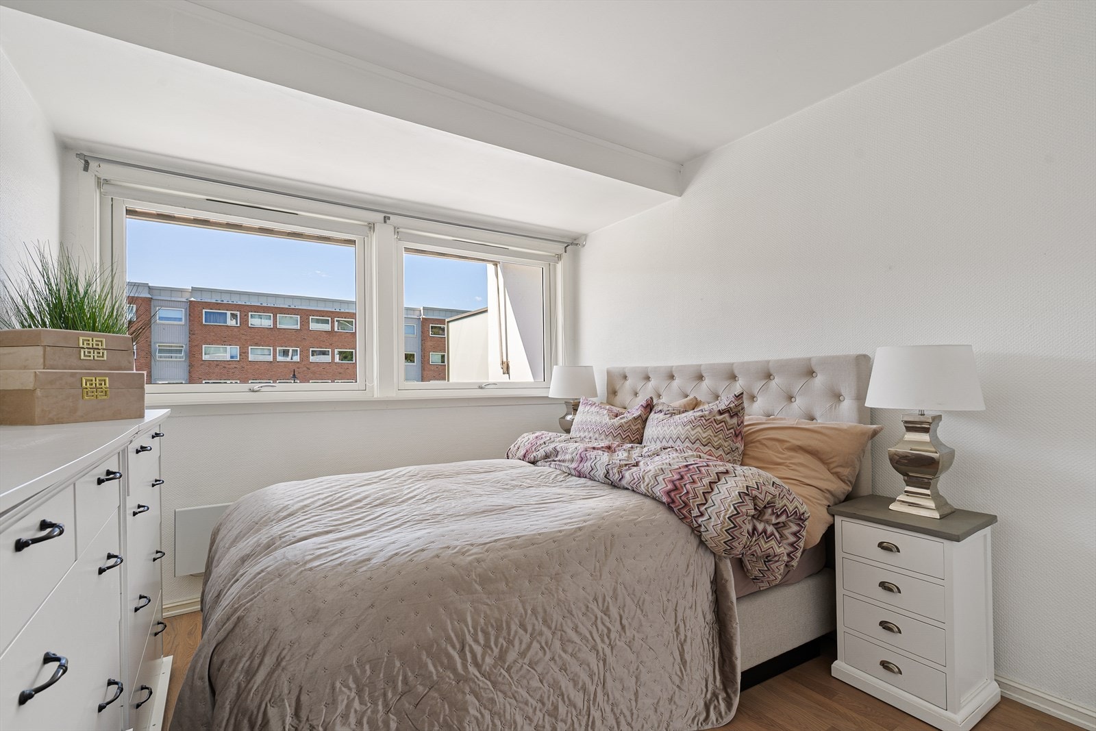 Soverom med god plass til dobbeltseng og tilhørende møblement. Galleribilde