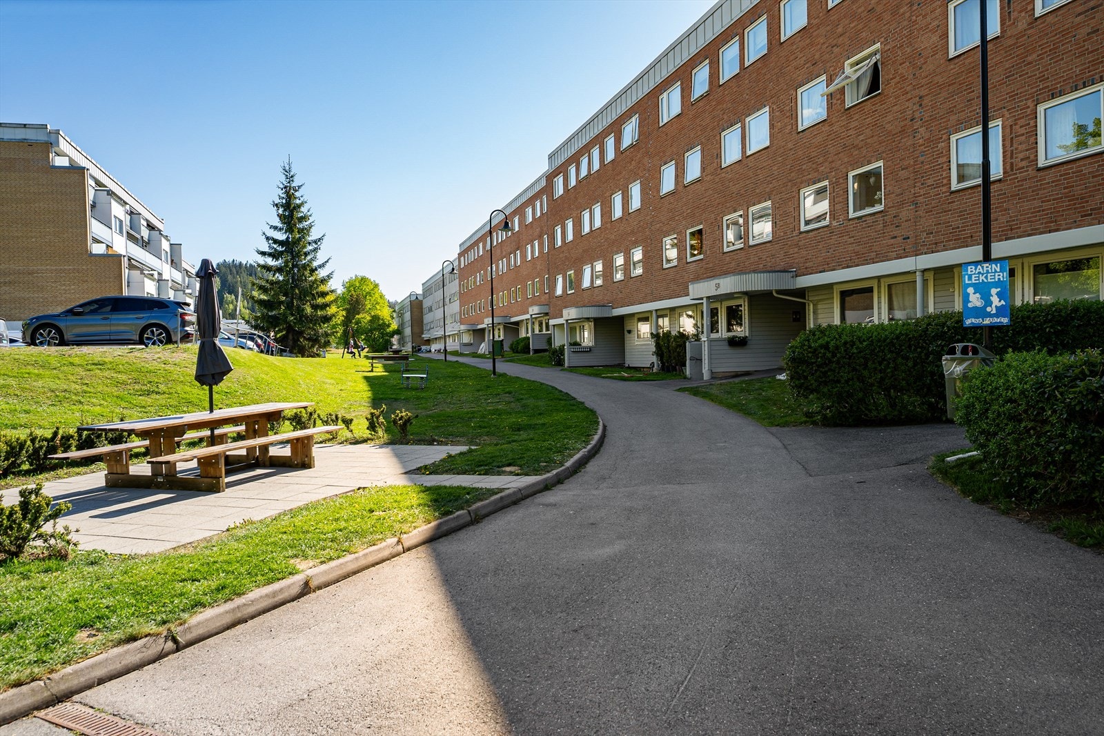 Leiligheten ligger i et populært og barnevennlig boligområde i Blystadlia i Rælingen kommune. Blystadlia er omkranset av store skogs- og turområder, med fine turstier til blant annet Bjønnåsen og Ramstadslottet. Galleribilde