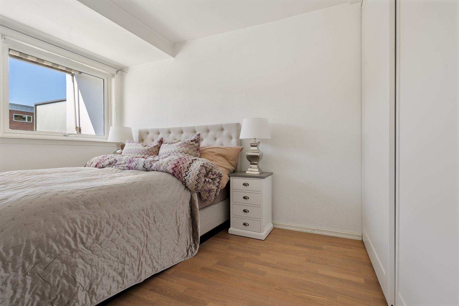 Det er også skyvedørsgarderobe som har god plass til klær og accessories. Galleribilde