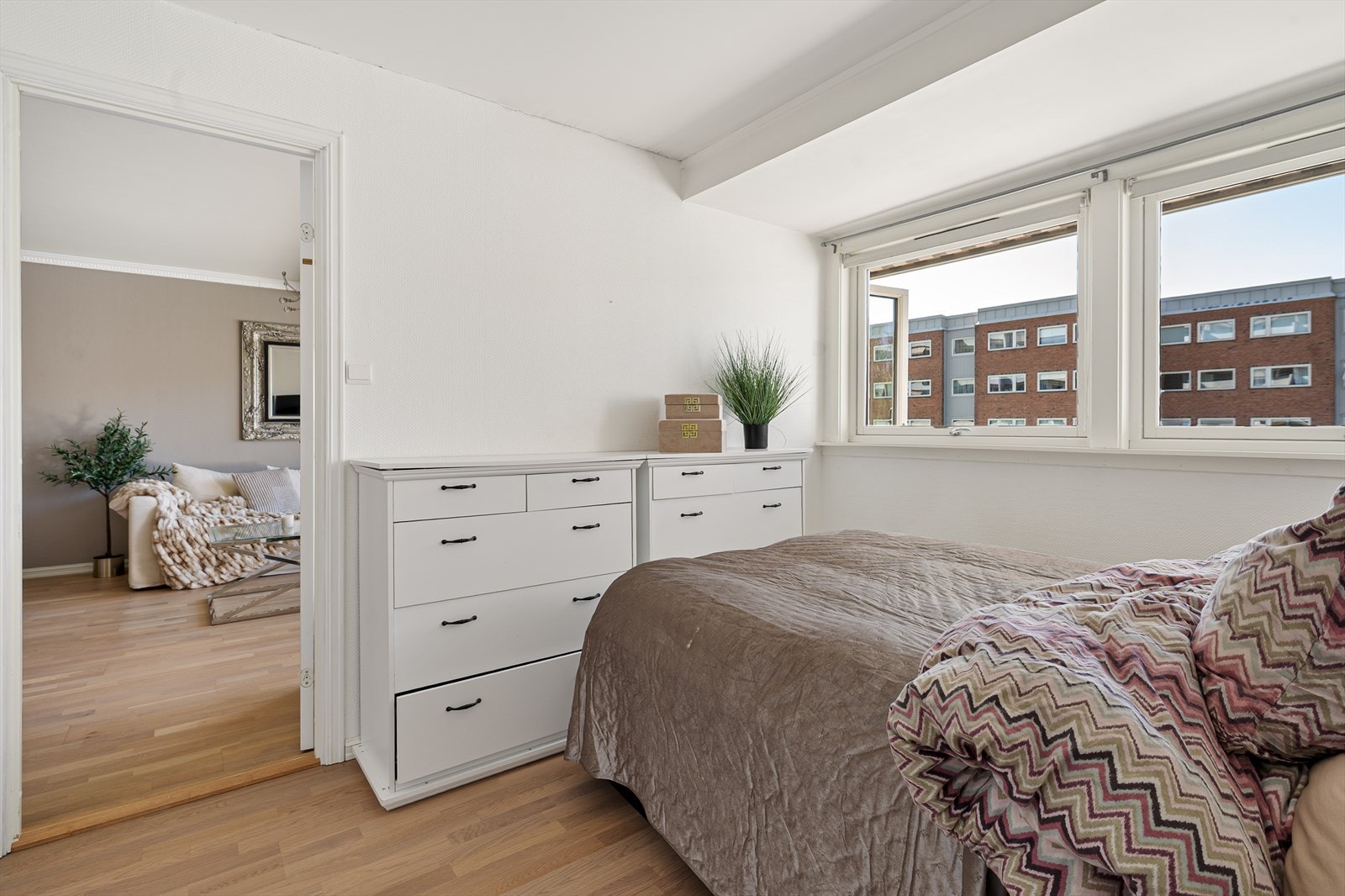 Soverommet har doble vinduer som gir et svalt soverom med frisk luft og naturlig ventilasjon. Galleribilde