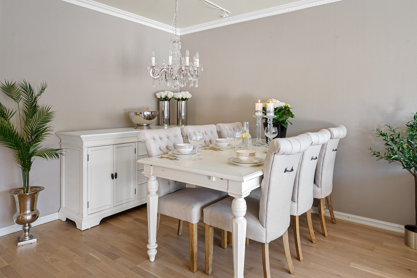 Spisestuen er møbleringsvennlig og gir rom for ulike soner for spisebord og sofakrok. Galleribilde