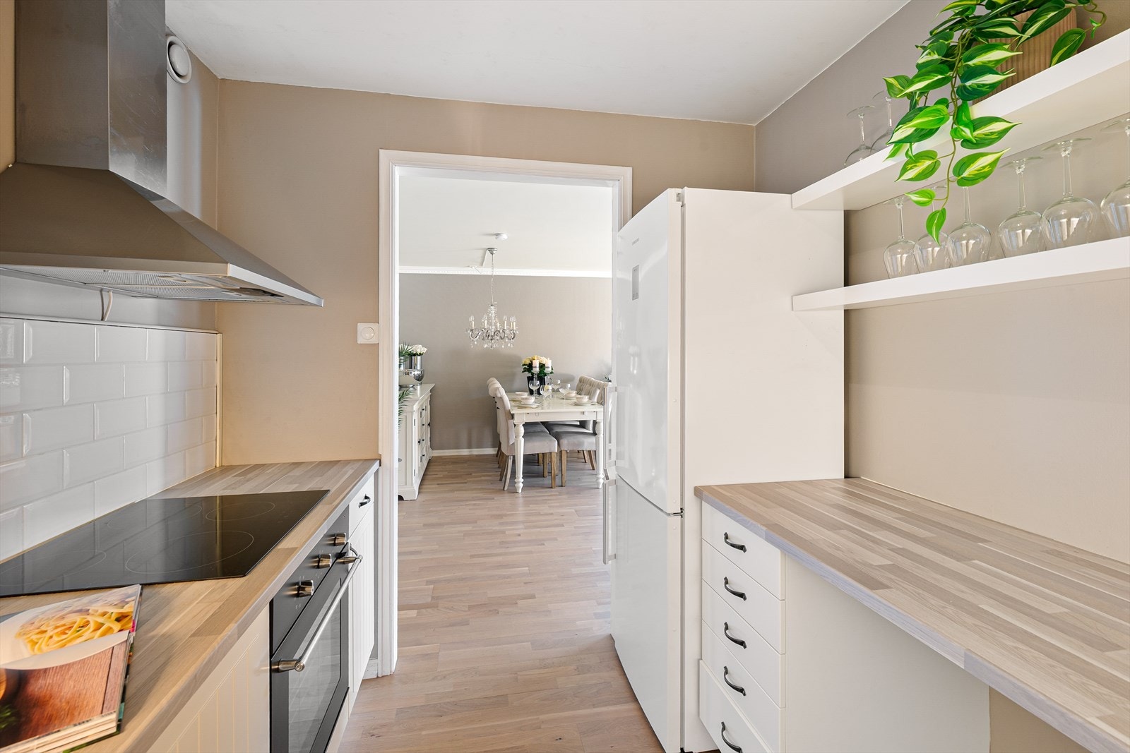 Kjøkkenet har delvis integrerte hvitevarer som oppvaskmaskin, platetopp og stekeovn samt frittstående kombiskap kjøl/frys. Galleribilde